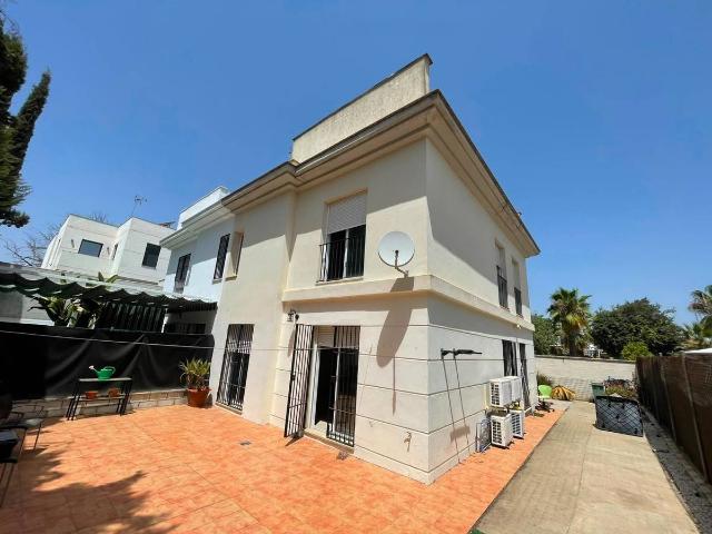 Casa adosada en Venta en Villanueva del Ariscal