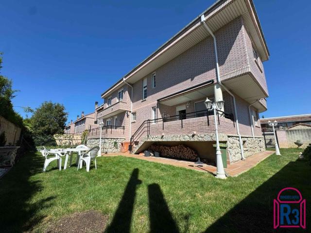 Casa adosada en venta en Villaquilambre. Fabulosa casa muy soleada con 7 dormitorios y zonas comunes con piscina. Casas adosadas.