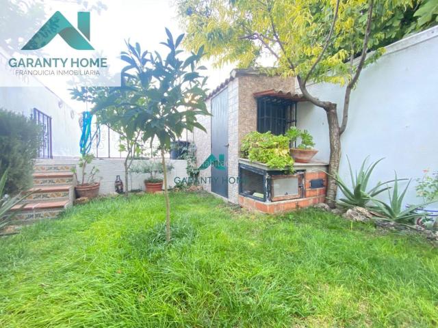 Casa adosada en venta en Villardompardo. Casa 3 plantas con piscina y placas solares en Villardompardo. Casas adosadas.