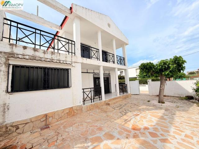 Casa adosada en venta en Vinaròs, Cala Puntal. EN VENTA CASA ADOSADA PAREADA EN CALA PUNTAL! PRECISA DE REFORMA Y ACTUALIZACION!. Casas adosadas.