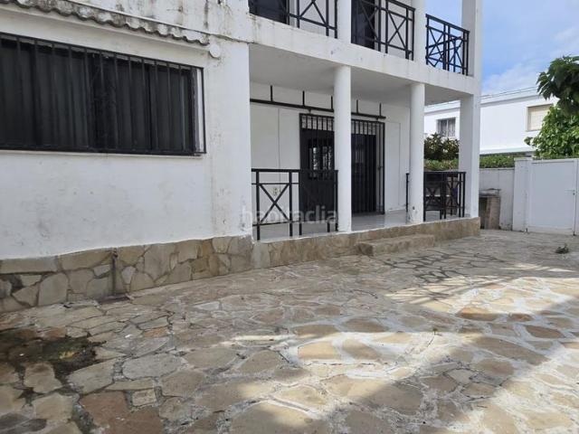 Casa adosada en venta en Vinaròs, Cala Puntal. EN VENTA CASA ADOSADA PAREADA EN CALA PUNTAL! PRECISA DE REFORMA Y ACTUALIZACION!. Casas adosadas.
