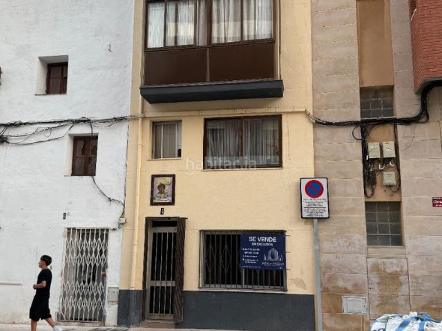Casa adosada en venta en Vinaròs, Casco Urbano. Casa reformada integralmente en el centro de Vinaròs 200 m de la playa Ideal inversión. Casas adosadas.