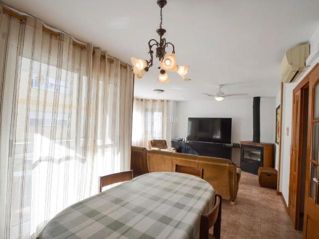 Casa adosada en venta en Vinaròs, Casco Urbano. Amplia casa adosada en Vinaròs con garaje para 5 coches y gran terraza solárium. Casas adosadas.