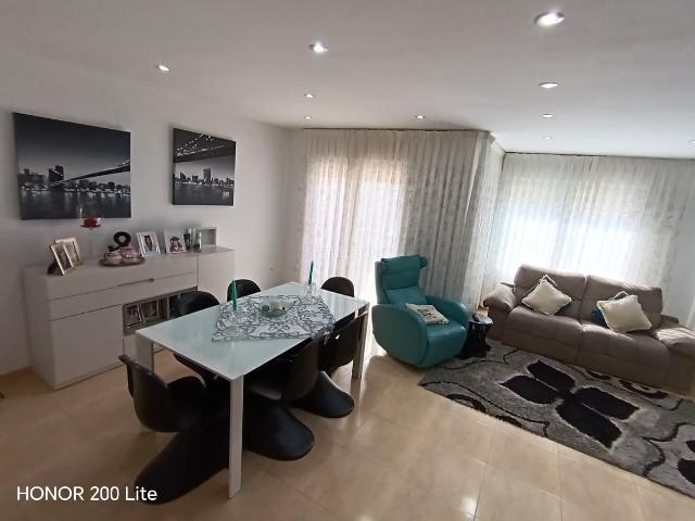 Casa adosada en venta en Vinaròs, Casco Urbano. GRAN VIVIENDA DE 4 DORMITORIOS, TERRAZAS Y GARAGE DE 90m2 !. Casas adosadas.