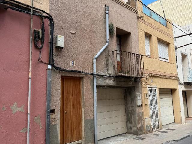 Casa adosada en venta en Vinaròs, Casco Urbano. Solar a 100 m del mar PB+4 alturas Ideal inversores Posibilidad de permuta. Casas adosadas.