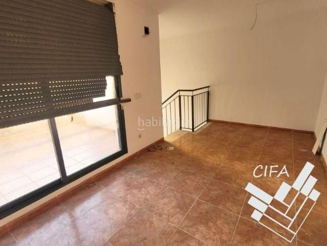 Casa adosada en venta en Vinaròs, Costa Norte. Casa de tres plantas con garaje, jardín y buhardilla en venta. Casas adosadas.