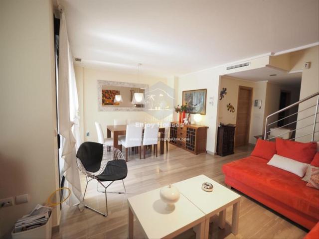 Casa adosada en venta en Xàbia, Centro Ciudad. Elegante casa adosada de 5 dormitorios en el corazón del puerto de Jávea 900.000. Casas adosadas.