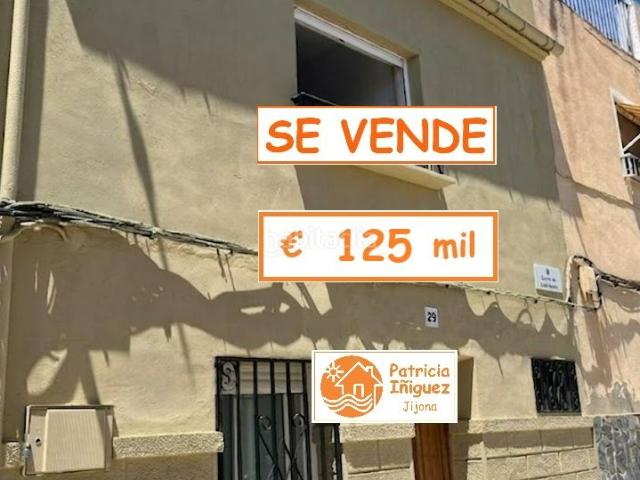 Casa adosada en venta en Xixona. Muy buena Casa, en la parte alta del centro histórico de Jijona. Apta crédito. Casas adosadas.