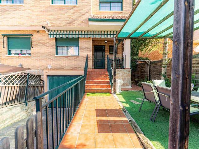 Casa adosada en Venta en Zona el Caño