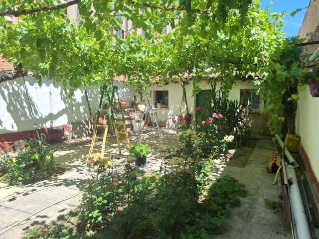 Casa adosada en venta en Zaragoza, Salvador Allende. Calle Somport. Estupenda y única parcela con jardín propio. Casas adosadas.