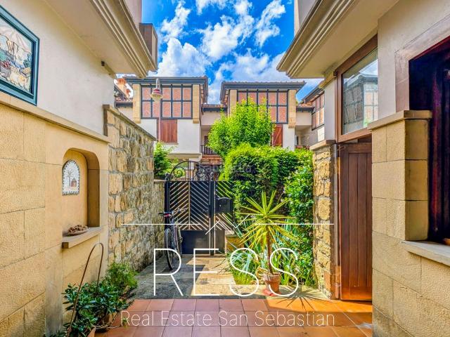 Casa adosada en venta en Zarautz. AMPLIO ADOSADO CON TERRAZAS, GARAJE PARA DOS COCHES Y ASCENSOR DE CARGA EN HERRIKOSORO, ZARAUTZ. Casas adosadas.