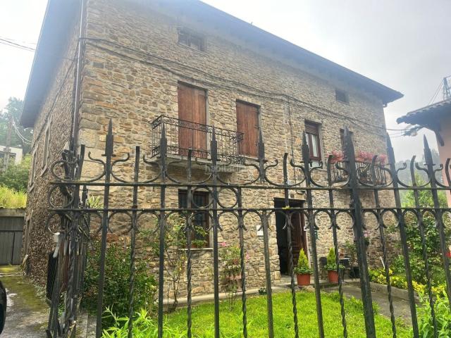 Casa adosada en venta en Zeberio. OPORTUNIDAD! Vivienda Bifamiliar De Piedra Para Decorar A Tu Gusto Con Terreno y Tejado Reformado en Zeberio. Casas adosadas.