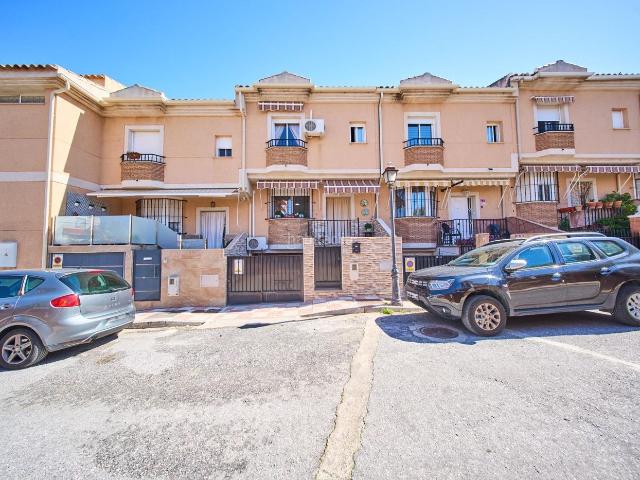 Casa adosada en venta en Zubia La, La Zubia Ciudad. Acogedora casa con gran garaje y patio en La Zubia. Casas adosadas Zubia.