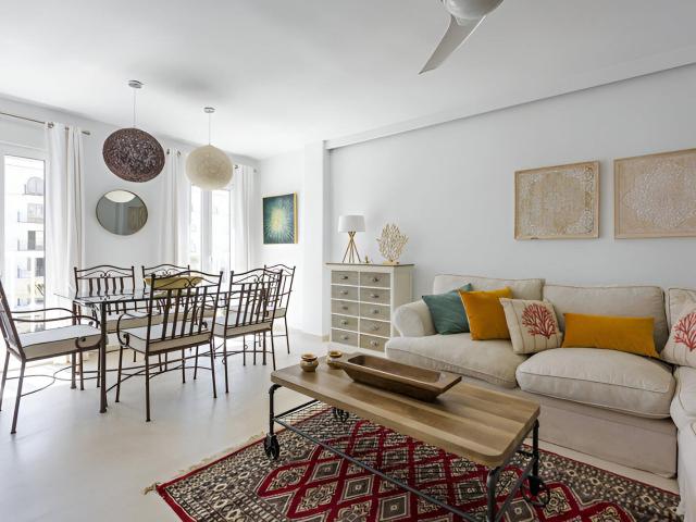 Casa adosada en venta, renovada con materiales de calidad y. 132m² Marbella