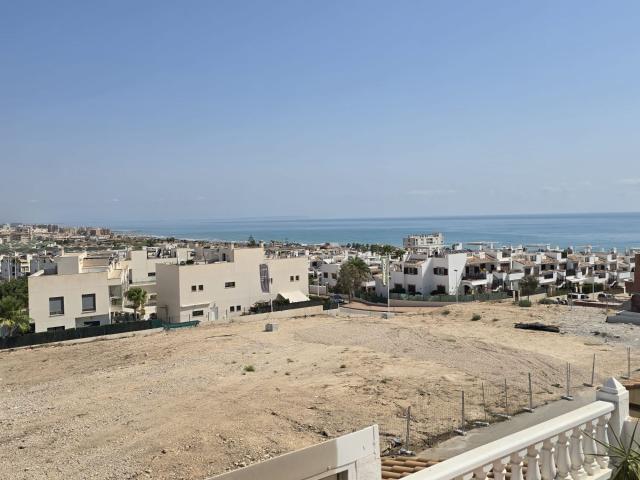 Casa adosada en venta. TORREVIEJA