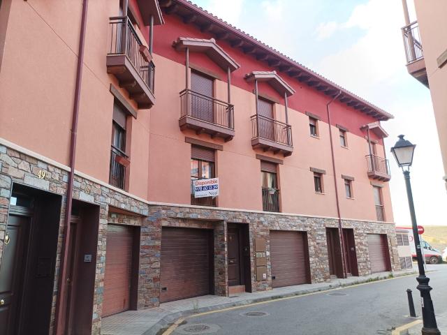 Casa adosada en venta. TERUEL