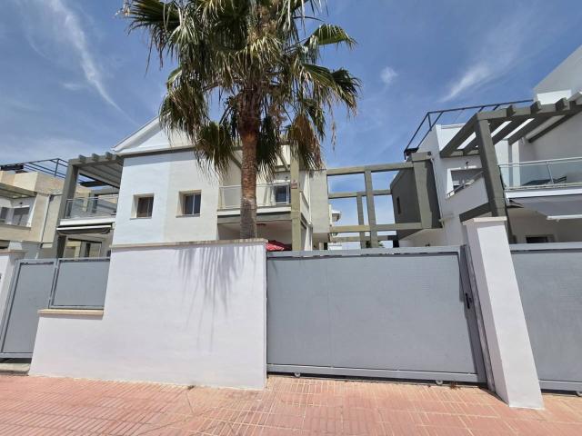 CASA ADOSADA ESTILO MODERNO EN LA MEJOR ZONA DE PUNTA PRIMA