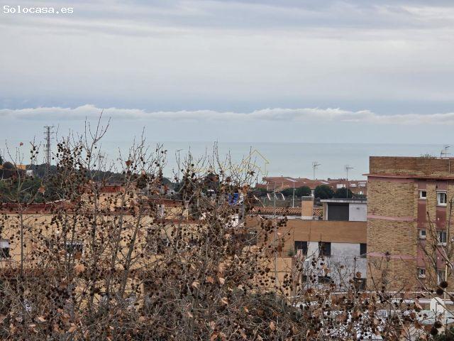 CASA ADOSADA ESQUINERA CON JARDÍN EN TIANA