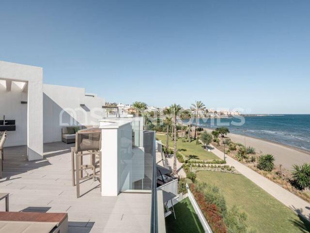 Casa adosada frente al mar con las mejores comodidades en Estepona