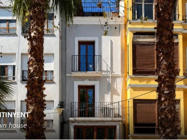 Casa adosada histórica de cinco plantas en la Plaza de Santo. 155m² Ontinyent