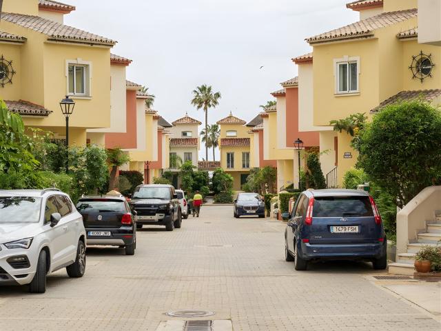 Casa Adosada junto a la Playa en Garden Beach, Estepona – Gr. 196m² Estepona