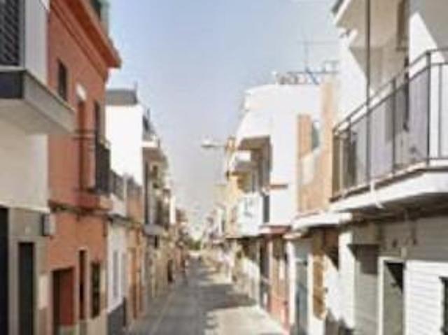 CASA ADOSADA OCUPADA A LA VENTA EN TORREBLANCA SEVILLA