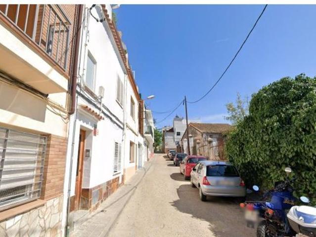 CASA ADOSADA OCUPADA POR PERSONA SIN JUSTO TÍTULO A LA VENTA EN CANET DE MAR