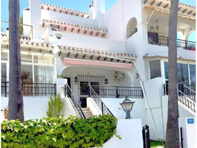Casa Adosada Moderna con Vistas al Golf y Terrazas Soleadas en Villamartín