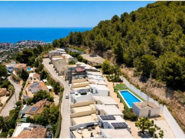 Casa adosada moderna con vistas panorámicas al mar y licencia de alquiler