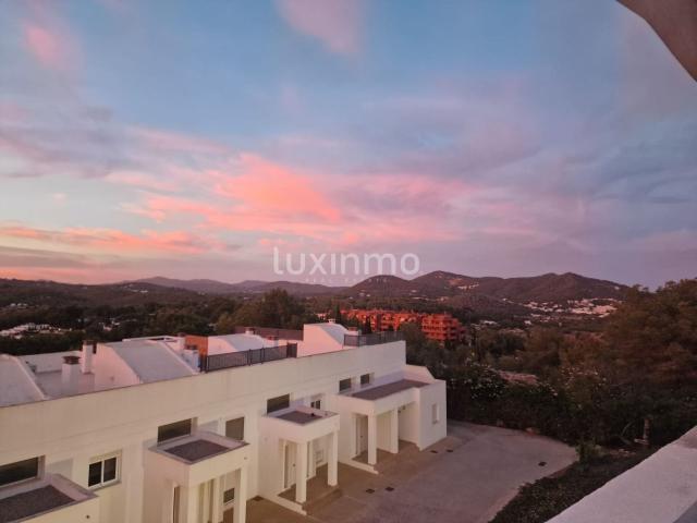 Casa adosada moderna de 4 dormitorios con vistas a la montañ. 143m² Santa