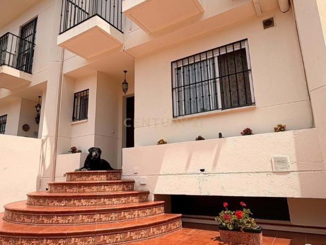 Casa Adosada Moderna en Málaga con Piscina y pistas de tenis y padel