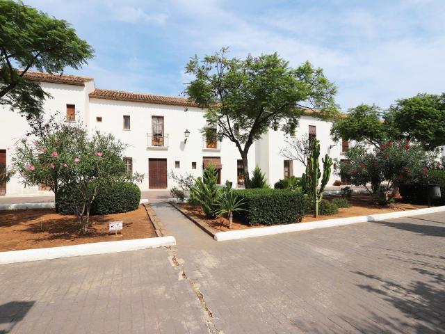Casa adosada muy bonita con piscina privada y conserje. En. 234m² La Xara