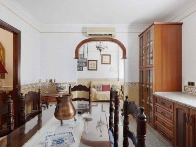 CASA ADOSADA situada en pleno centro de Paterna de la Rivera