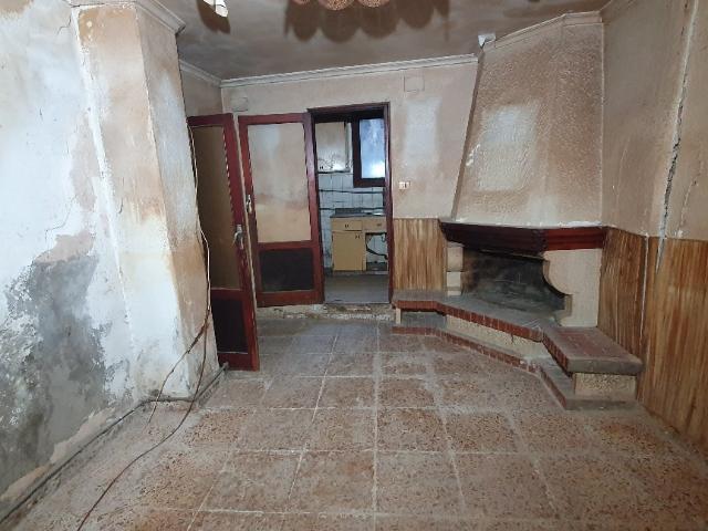 Casa adosada para reformar en Biar centro con 224 m² y chimenea