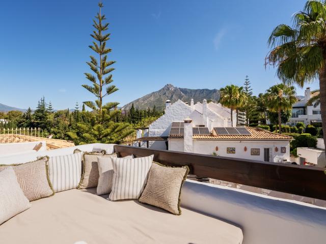 Casa adosada reformada a poca distancia a pie de Puente Roma. 393m² Marbella