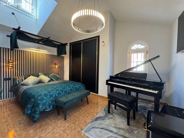 Casa adosada reformada con encanto español y piscina comunitaria en Orihuela Costa