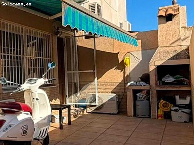 Casa adosada reformada de dos plantas aprox. 70 m2 a solo 150 m de Carrefour. Terraza orientada al