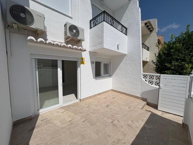 Casa adosada reformada de 3 dormitorios con 2 terrazas y piscina comunitaria | Los Balcones, Torrevieja