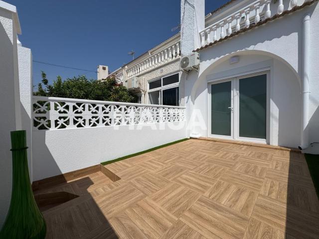 CASA ADOSADA RENOVADA DE 3 DORMITORIOS Y 2 BAÑOS