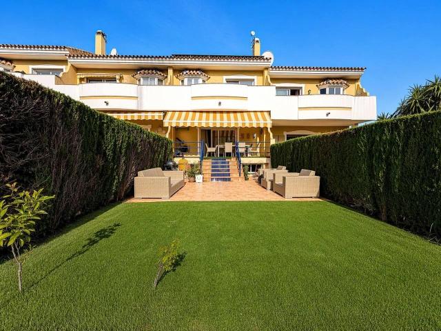 Casa adosada totalmente renovada con jardín privado y un entorno tranquilo en Nueva Atalaya