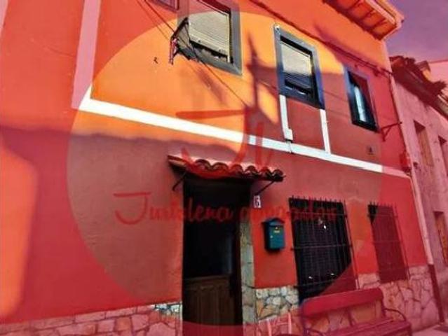 Casa adosada Venta Lena, Lena