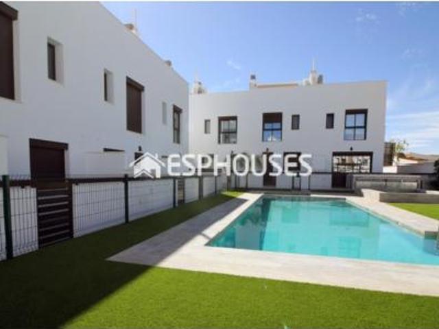 Casa adosada Venta Pilar de la Horadada, Núcleo
