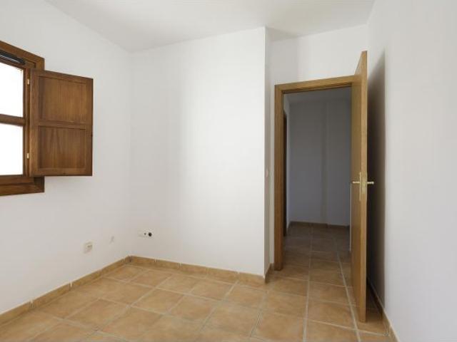 ? CASA ADOSADA VPO EN LAROLES – TRANQUILIDAD Y CALIDAD DE VIDA EN LA ALPUJARRA