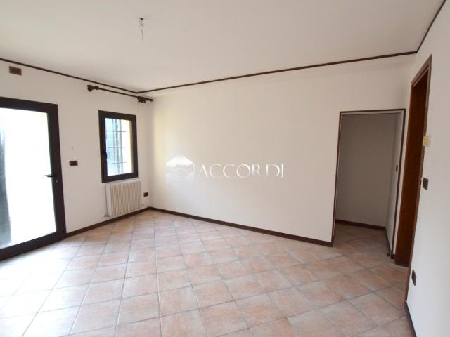 CASA AFFIANCATA in VENDITA a GIAVERA DEL MONTELLO di 4 vani