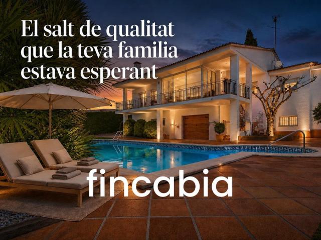 Casa aislada con piscina en venta en Santa Coloma de Farners con parcela de 1.029 m2