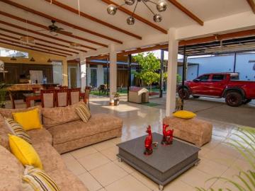 Casa amoblada con piscina – Km 4 Evitamiento – $275,000 – Dueño directo