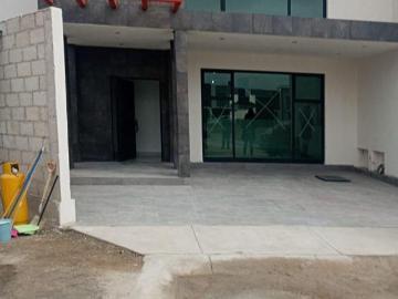 CASA AMPLIA Y TERRENO DE 205M2, NUEVA CON 3 NIVELES 3 REC. COCINA EQUIPADA EN PRIVADA EN EL SAUCILLO