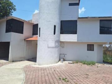CASA AMPLIA CON AMPLIO TERRENO