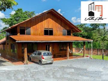 CASA AMPLIA CON LOCALES COMERCIALES CERCA DE MACAS. Casa en Venta en Morona Macas