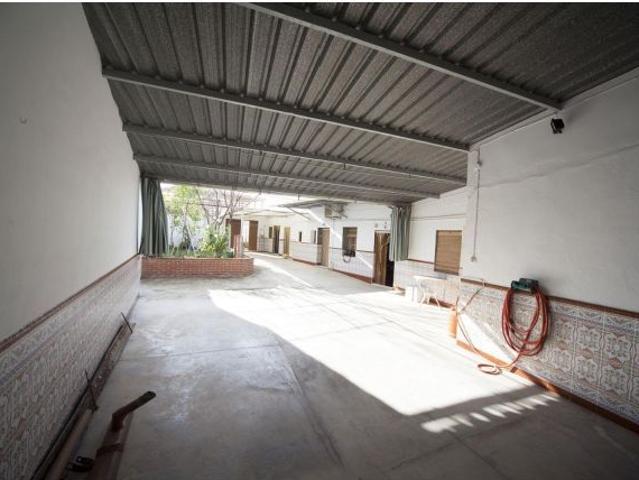 Casa amplia con patio y cochera para dos coches en Villanueva de Algaidas